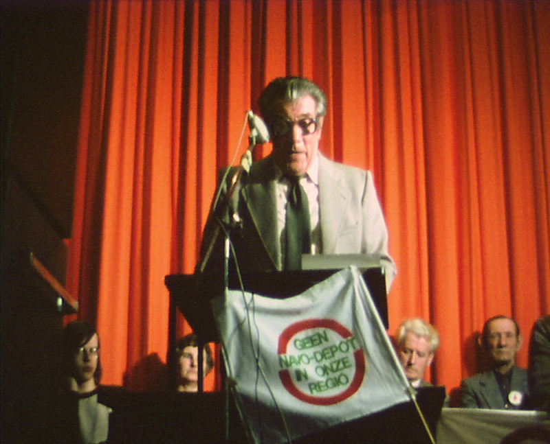 Fré Meis houdt een toespraak tegen een NAVO depot in Groningen