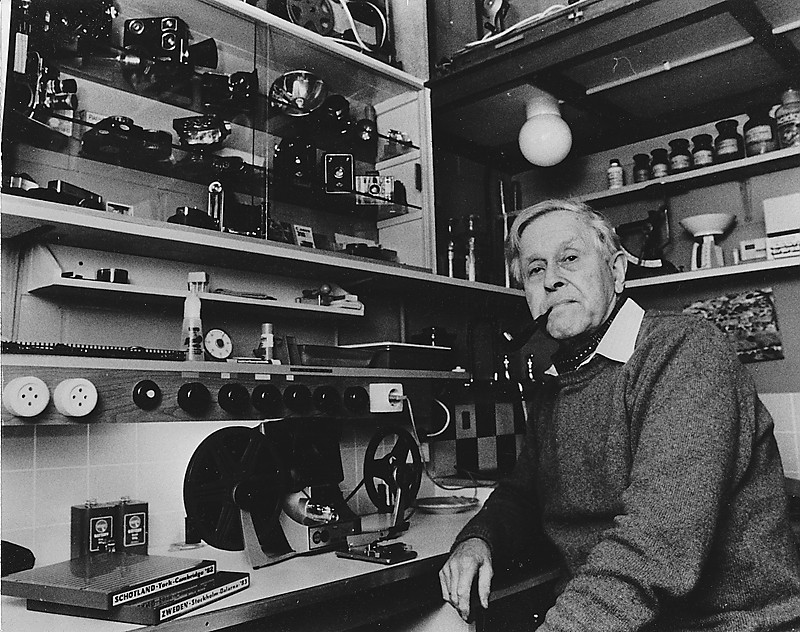 Chris Tiddens in zijn doka, foto NvhN 29-01-1988