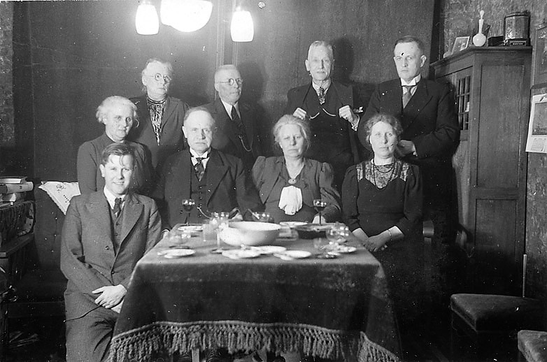 Linksvoor Chris Tiddens, ernaast Petersen