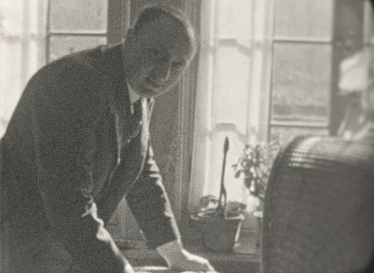 Jaap van Hasselt bij wieg