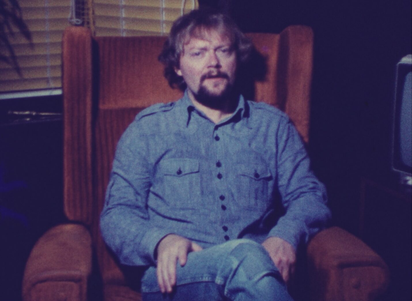 Buddy luistert naar muziek (still AV5341)